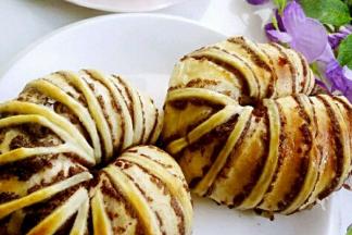 做好的花式豆沙面包