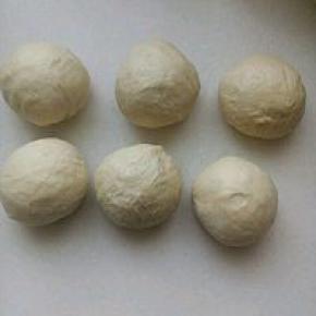 松弛十分钟将面团分成六个60克的剂子，滚圆后盖上保鲜膜松弛15分钟。