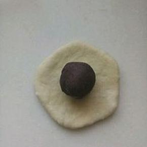 擀开面团包入豆沙