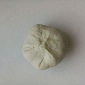 将收口处捏紧，依次包好，盖上保鲜膜松弛10分钟