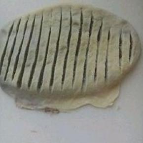 靠下的一边用手推薄，卷起，沾紧收口位置。