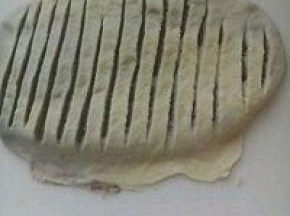 靠下的一边用手推薄，卷起，沾紧收口位置。