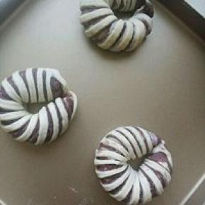 绕城圆环状，将收口捏紧。放入温暖处进行二次发酵，发到体积1.5倍大时，在表面刷上蛋液。放入预热好的烤箱中层180度15分钟。至表面微微上色即可。