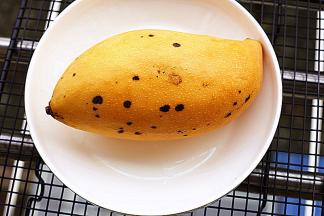 将芒果洗净