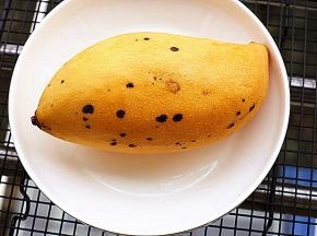 将芒果洗净