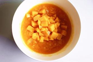 将芒果去核取果肉，一大半打成芒果泥，留一小半切成芒果果肉，一旁备用