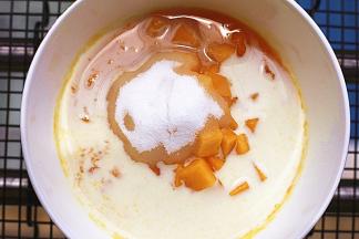 芒果泥和细砂糖、牛奶，彻底拌匀