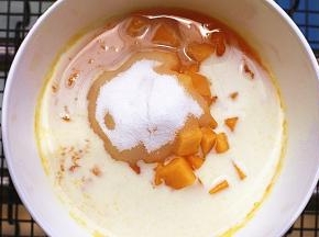 芒果泥和细砂糖、牛奶，彻底拌匀