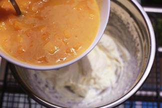 加入芒果果浆，拌匀