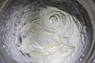 打至7-8分发左右。夏天打发奶油，可将打蛋盆先放入冰箱冷冻室冻至微冰状态再使用，更易打发