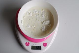 将80g牛奶与玉米淀粉倒入碗中