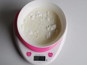 将80g牛奶与玉米淀粉倒入碗中