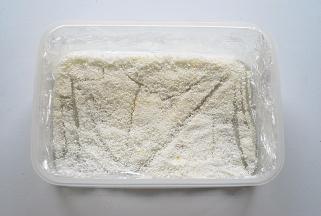 准备好干净的密封盒，盒底铺上一层椰蓉，放一边待用