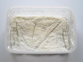 准备好干净的密封盒，盒底铺上一层椰蓉，放一边待用