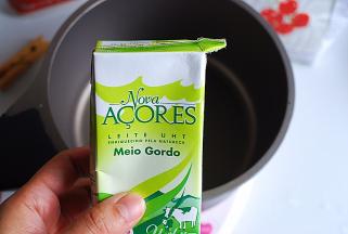 剩余的160g牛奶和淡奶油一并倒入小锅中