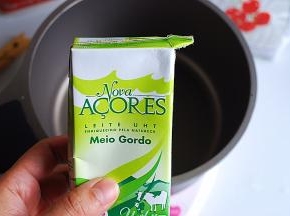 剩余的160g牛奶和淡奶油一并倒入小锅中