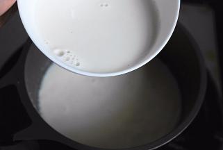 倒入之前玉米淀粉与鲜牛奶的混合物