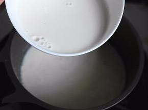 倒入之前玉米淀粉与鲜牛奶的混合物