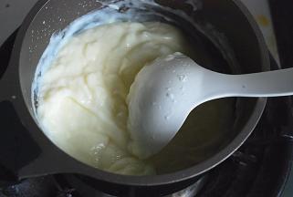 用勺子快速且彻底的搅拌，几秒钟就凝固了，立即关掉电源