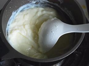 用勺子快速且彻底的搅拌，几秒钟就凝固了，立即关掉电源