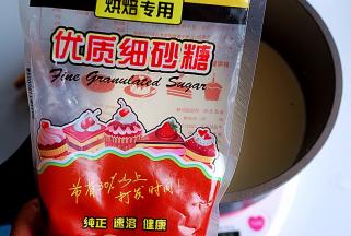 倒入细砂糖，拌匀