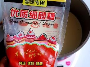 倒入细砂糖，拌匀