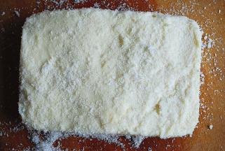 晾凉后密封放入冰箱冷藏4个小时以上，表面再撒满椰蓉，倒扣出来