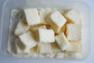 最后，将切好的小方再在椰蓉盒里滚一圈，务必使小方的每一个面都沾满椰蓉，