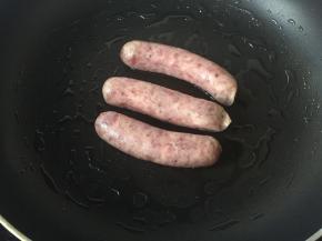 平底锅少许油，放入香肠煎熟