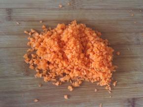 胡萝卜洗净去皮剁碎