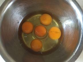 鸡蛋磕入盆中