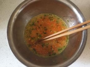 放入胡萝卜碎、葱末，盐 拌匀