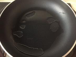 平底锅少许油加热