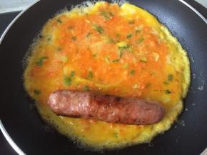 成型后放入煎熟的香肠