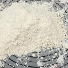 将搅拌均匀的面粉放在揉面垫上，用双手搓