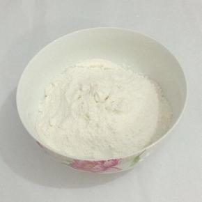 把面粉过筛一下