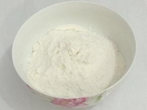 把面粉过筛一下