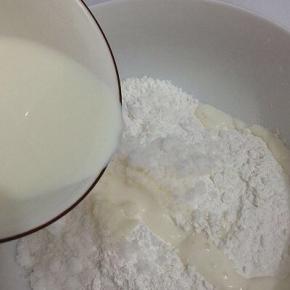 在把牛奶加入慢慢的搅拌均匀