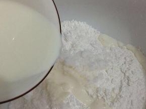 在把牛奶加入慢慢的搅拌均匀