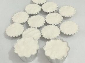 模具中抹一点油，将面粉装入模具中，用手轻轻的按一下