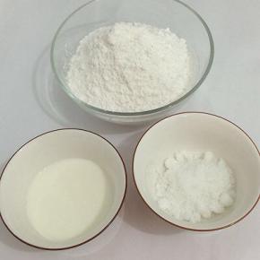 食材：大米粉和糯米粉放在一起、白糖和牛奶