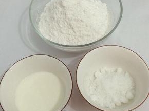 食材：大米粉和糯米粉放在一起、白糖和牛奶