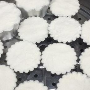 锅里倒入适量的水烧开，将装有面粉的模具放入锅中蒸二十分钟