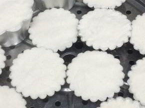 锅里倒入适量的水烧开，将装有面粉的模具放入锅中蒸二十分钟
