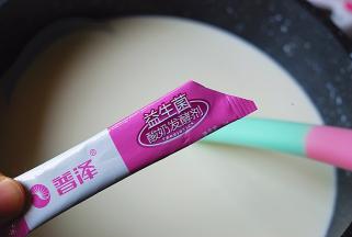 加入1g九菌粉，用勺子搅拌均匀