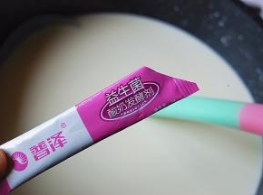 加入1g九菌粉，用勺子搅拌均匀