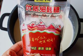 撒入100g的细砂糖