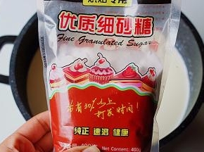 撒入100g的细砂糖