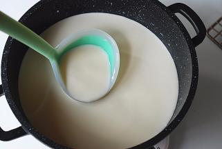 用汤勺慢慢搅拌至细砂糖完全融化