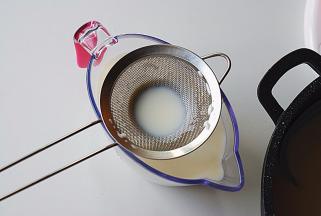 最后将搅拌好的酸奶液过筛个两遍